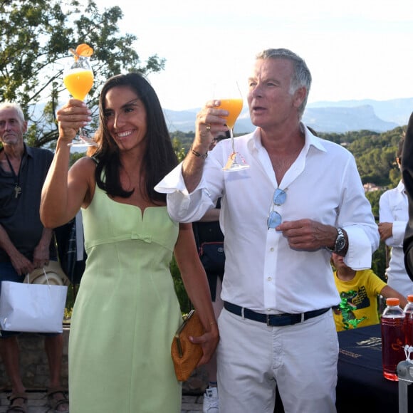 Franck Dubosc, son épouse Danièle et Victor Delpierre, le champion du monde de cocktails, durant la 1ère journée du Liban à Mougins, le 1er août 2021. © Bruno Bebert/Bestimage