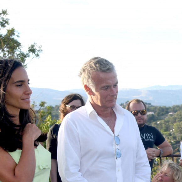 Franck Dubosc, son épouse Danièle et Victor Delpierre, le champion du monde de cocktails, durant la 1ère journée du Liban à Mougins, le 1er août 2021. © Bruno Bebert/Bestimage