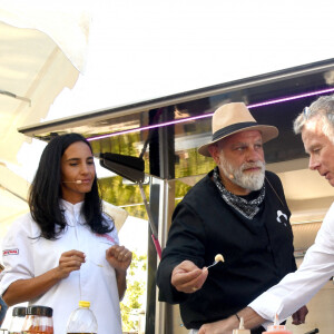 Franck Dubosc, son épouse Danièle le chef libanais Joe Barza durant la 1ère journée du Liban à Mougins, le 1er août 2021. © Bruno Bebert/Bestimage