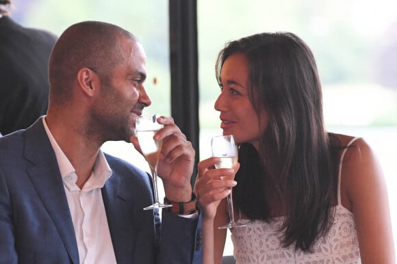 Tony Parker et sa compagne Alizé Lim à l'Hippodrome Paris Longchamp le 17 juin 2021. © Coadic Guirec / Bestimage