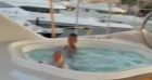 Liam et Josh, les fils de Tony Parker, profitent du jacuzzi.