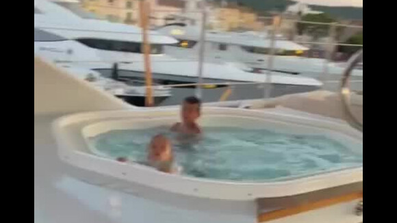 Liam et Josh, les fils de Tony Parker, profitent du bain à remous.