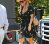Exclusif - Reese Witherspoon, vêtue d'une robe à fleurs, arrive à un rendez-vous professionnel dans le quartier de Bel-Air à Los Angeles, le 30 juillet 2021.