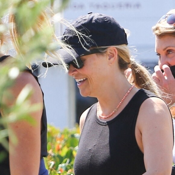 Exclusif - Reese Witherspoon se rend à la salle de gym avec des amies dans le quartier de Brentwood à Los Angeles, le 28 juillet 2021.
