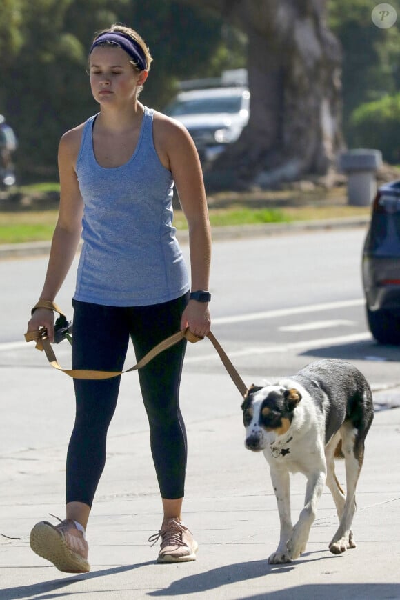 Exclusif - Ava Phillippe promène son chien à Los Angeles, le 21 juillet 2021.