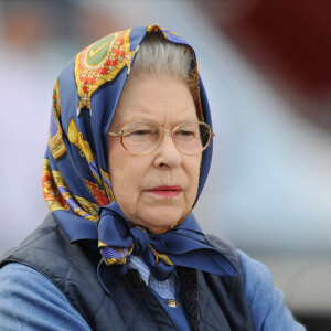 La reine Elizabeth II durant une course de chevaux à Windsor.