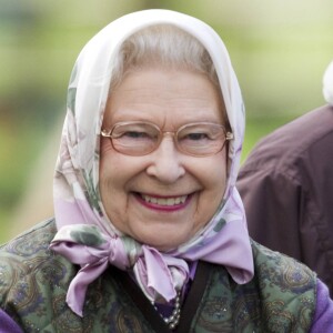 La reine Elizabeth II prise pour une autre par un groupe de touristes, durant ses vacances à Balmoral.