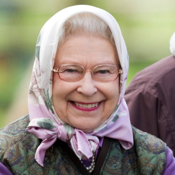 La reine Elizabeth II prise pour une autre par un groupe de touristes, durant ses vacances à Balmoral.