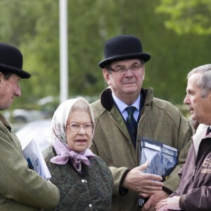 La reine Elizabeth II regarde un de ses poney concourir dans une compétition équestre à Berkshire, le 11 mai 2012.