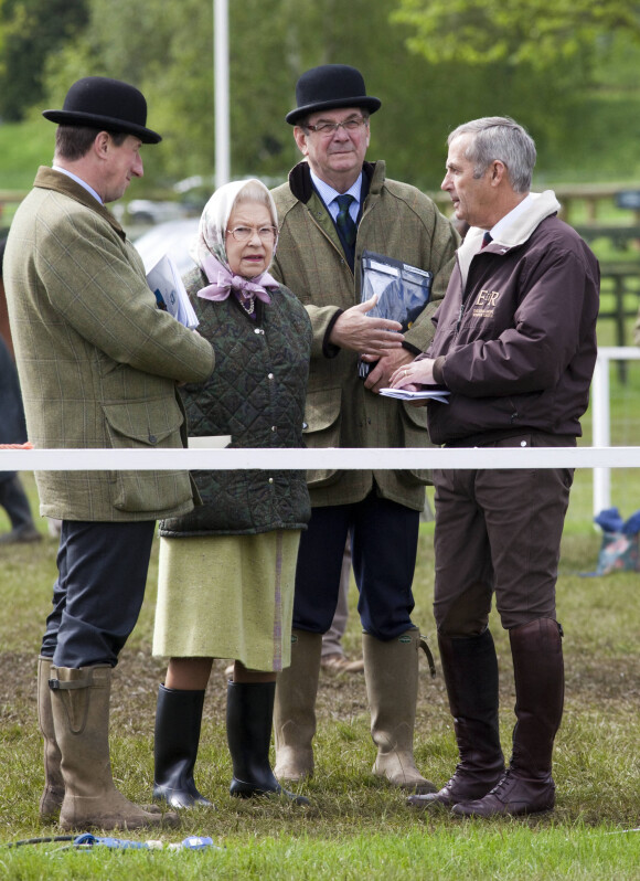 La reine Elizabeth II regarde un de ses poney concourir dans une compétition équestre à Berkshire, le 11 mai 2012.