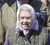 Elizabeth II est habillée d'un gilet molletonné et de bottes de pluie. Le 11 mai 2012