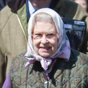 Elizabeth II est habillée d'un gilet molletonné et de bottes de pluie. Le 11 mai 2012