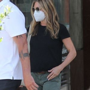 Exclusif - Jennifer Aniston à la sortie d'une clinique de soins de la peau dans le quartier de Beverly Hills à Los Angeles, Californie, Etats-Unis, le 9 juillet 2021.