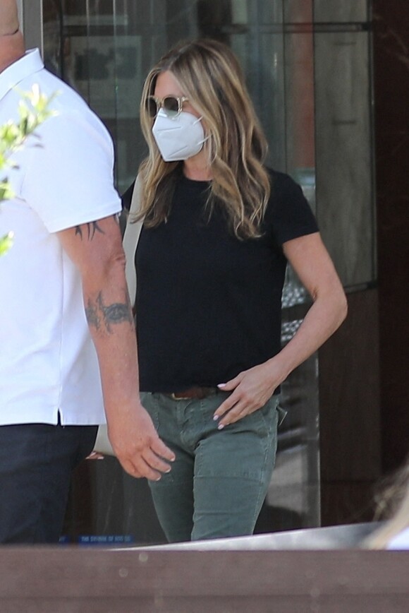 Exclusif - Jennifer Aniston à la sortie d'une clinique de soins de la peau dans le quartier de Beverly Hills à Los Angeles, Californie, Etats-Unis, le 9 juillet 2021.