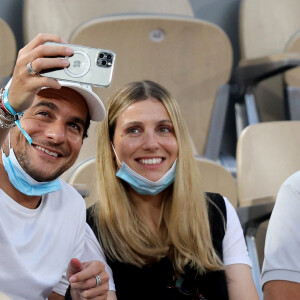 Amir Haddad et sa femme Lital dans les tribunes des Internationaux de France de Tennis de Roland Garros à Paris. Le 9 juin 2021 © Dominique Jacovides / Bestimage