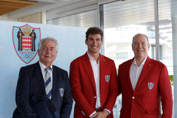 Quentin Antognelli (aviron, skiff), le prince Albert II de Monaco - Présentation officielle des athlètes monégasques sélectionnés pour les J.O. de Tokyo, au Yacht Club de Monaco, le 5 juillet 2021. © Claudia Albuquerque/Bestimage