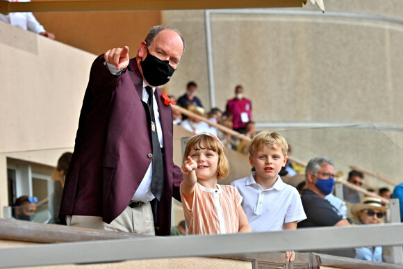 Le prince Albert II de Monaco et ses enfants Jacques et Gabriella durant la dernière journée du World Rugby Sevens Repechage tournament qui se déroule au Stade Louis II le 20 juin 2021. Cette compétition est organisée par la Fédération Monégasque de Rugby (FMR), dont le président est Gareth Wittstock, le frère de la Princesse Charlene de Monaco. © Bruno Bebert/Bestimage