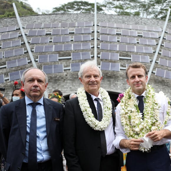 Emmanuel Macron, président de la République Française, visite le Centre de Recherches Insulaires et Observatoire de l'Environnement (CRIOBE) puis l'écomusée Te Fare Natura sur l'île de Moorea. Le chef de l'état est également allé à la rencontre de militants anti-nucléaire. Moorea, le 27 juillet 2021. © Dominique Jacovides/Bestimage