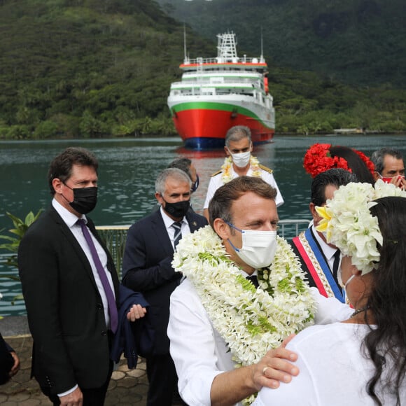 Emmanuel Macron, président de la République Française, visite le Centre de Recherches Insulaires et Observatoire de l'Environnement (CRIOBE) puis l'écomusée Te Fare Natura sur l'île de Moorea. Le chef de l'état est également allé à la rencontre de militants anti-nucléaire. Moorea, le 27 juillet 2021. © Dominique Jacovides/Bestimage