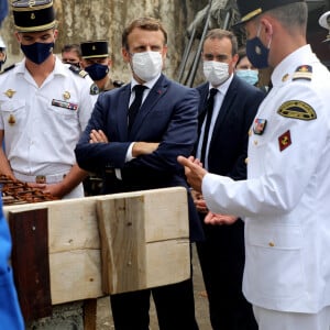 Emmanuel Macron, président de la République Française, en compagnie de Sébastien Lecornu, ministre des Outre-mer, passe en revue la 1ère Compagnie de Formation Professionnelle du Régiment du service militaire adapté de Polynésie française (RSMA-PF). Hiva Oa, le 26 juillet 2021.