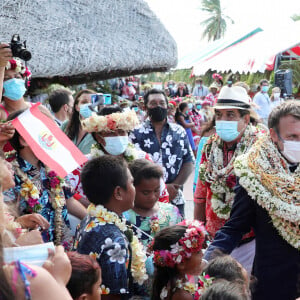 Emmanuel Macron, président de la République Française, va à la rencontre des habitants de l'atoll de Manihi, situé dans l'archipel des Tuamotu en Polynésie française. Manihi, le 26 juillet 2021. © Dominique Jacovides/Bestimage