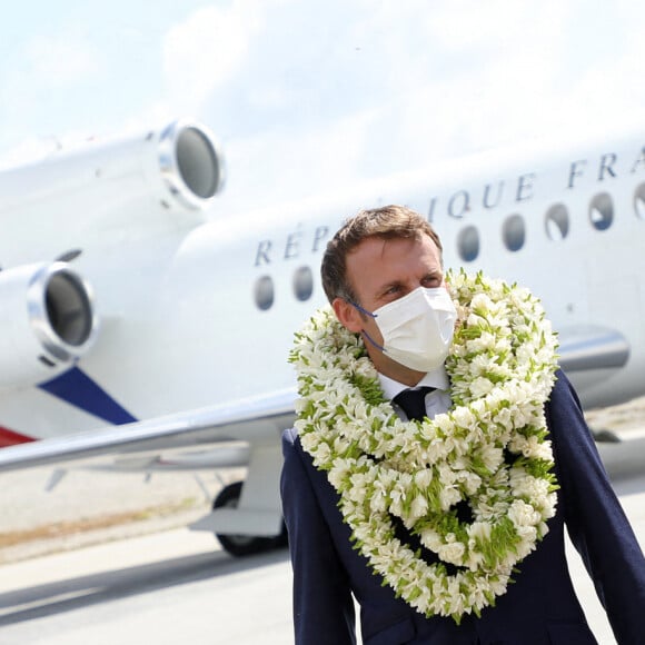 Emmanuel Macron, président de la République Française, va à la rencontre des habitants de l'atoll de Manihi, situé dans l'archipel des Tuamotu en Polynésie française. Manihi, le 26 juillet 2021. © Dominique Jacovides/Bestimage