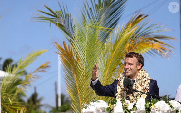 Emmanuel Macron, président de la République Française, va à la rencontre des habitants de l'atoll de Manihi, situé dans l'archipel des Tuamotu en Polynésie française. Manihi, le 26 juillet 2021. © Dominique Jacovides/Bestimage
