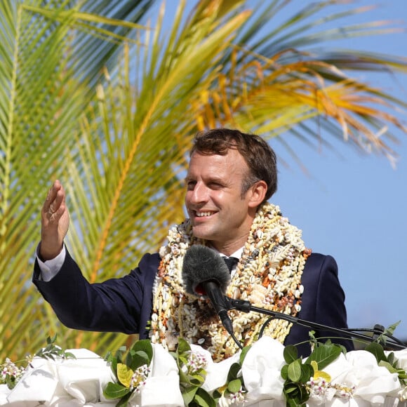 Emmanuel Macron, président de la République Française, va à la rencontre des habitants de l'atoll de Manihi, situé dans l'archipel des Tuamotu en Polynésie française. Manihi, le 26 juillet 2021. © Dominique Jacovides/Bestimage