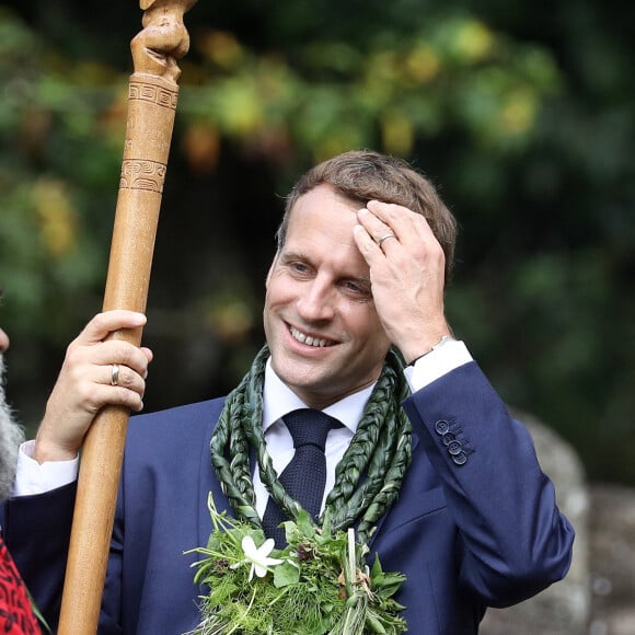 Emmanuel Macron, président de la République Française, accompagné de Sébastien Lecornu, ministre des Outre-mer, Joëlle Frébault, maire de Hiva Oa et de Edouard Fritch, président de la Polynésie française, a visité le site archéologique d'Upeke, dans la vallée de Taaoa, sur l'archipel des iles Marquises. Hiva Oa, le 26 juillet 2021. © Dominique Jacovides/Bestimage