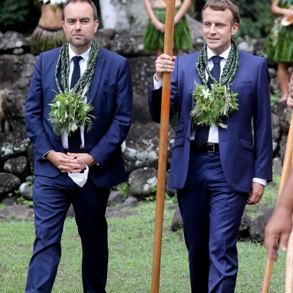 Emmanuel Macron, président de la République Française, accompagné de Sébastien Lecornu, ministre des Outre-mer, Joëlle Frébault, maire de Hiva Oa et de Edouard Fritch, président de la Polynésie française, a visité le site archéologique d'Upeke, dans la vallée de Taaoa, sur l'archipel des iles Marquises. Hiva Oa, le 26 juillet 2021. © Dominique Jacovides/Bestimage