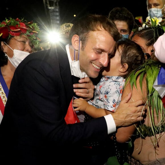 Emmanuel Macron, président de la République Française, en compagnie de Joëlle Frébault (maire d'Hiva Oa, une île de l'archipel des Marquises Sud en Polynésie française) s'est rendu au stade communal de l'île où 500 danseurs venus en délégation de six îles de l'archipel et 3 000 personnes l'attendaient. Hiva Oa, le 26 juillet 2021. © Dominique Jacovides/Bestimage