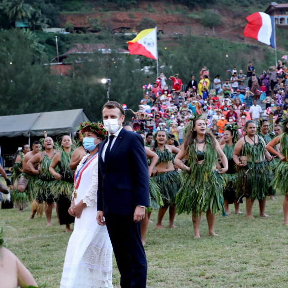 Emmanuel Macron, président de la République Française, en compagnie de Joëlle Frébault (maire d'Hiva Oa, une île de l'archipel des Marquises Sud en Polynésie française) s'est rendu au stade communal de l'île où 500 danseurs venus en délégation de six îles de l'archipel et 3 000 personnes l'attendaient. Hiva Oa, le 26 juillet 2021. © Dominique Jacovides/Bestimage