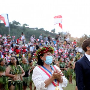 Emmanuel Macron, président de la République Française, en compagnie de Joëlle Frébault (maire d'Hiva Oa, une île de l'archipel des Marquises Sud en Polynésie française) s'est rendu au stade communal de l'île où 500 danseurs venus en délégation de six îles de l'archipel et 3 000 personnes l'attendaient. Hiva Oa, le 26 juillet 2021. © Dominique Jacovides/Bestimage