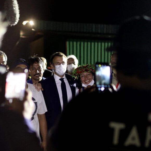 Emmanuel Macron, président de la République Française, en compagnie de Joëlle Frébault (maire d'Hiva Oa, une île de l'archipel des Marquises Sud en Polynésie française) s'est rendu au stade communal de l'île où 500 danseurs venus en délégation de six îles de l'archipel et 3 000 personnes l'attendaient. Hiva Oa, le 26 juillet 2021. © Dominique Jacovides/Bestimage