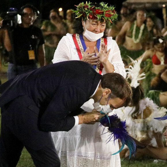 Emmanuel Macron, président de la République Française, en compagnie de Joëlle Frébault (maire d'Hiva Oa, une île de l'archipel des Marquises Sud en Polynésie française) s'est rendu au stade communal de l'île où 500 danseurs venus en délégation de six îles de l'archipel et 3 000 personnes l'attendaient. Hiva Oa, le 26 juillet 2021. © Dominique Jacovides/Bestimage