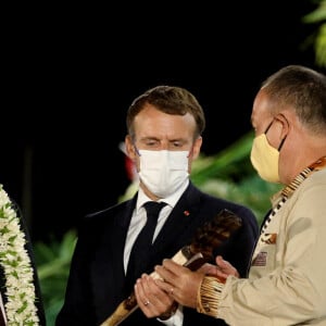 Emmanuel Macron, président de la République Française, en compagnie de Joëlle Frébault (maire d'Hiva Oa, une île de l'archipel des Marquises Sud en Polynésie française) s'est rendu au stade communal de l'île où 500 danseurs venus en délégation de six îles de l'archipel et 3 000 personnes l'attendaient. Hiva Oa, le 26 juillet 2021. © Dominique Jacovides/Bestimage