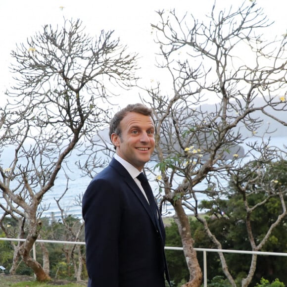 Emmanuel Macron, président de la République Française, en compagnie de Joëlle Frébault (maire de Hiva Oa, une île de l'archipel des Marquises Sud en Polynésie française), va se recueillir sur les tombes de Jacques Brel et Paul Gauguin au cimetière d'Hiva Oa, le 25 juillet 2021. © Dominique Jacovides/Bestimage