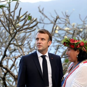 Emmanuel Macron, président de la République Française, en compagnie de Joëlle Frébault (maire de Hiva Oa, une île de l'archipel des Marquises Sud en Polynésie française), va se recueillir sur les tombes de Jacques Brel et Paul Gauguin au cimetière d'Hiva Oa, le 25 juillet 2021. © Dominique Jacovides/Bestimage