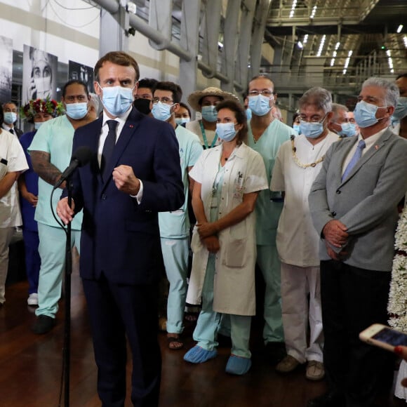 Dès son arrivée à Tahiti, Emmanuel Macron, président de la République Française, a été à la rencontre du personnel du Centre Hospitalier de la Polynésie française (CHPF). Pirae, le 25 juillet 2021. © Dominique Jacovides/Bestimage