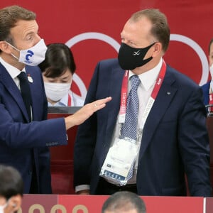 Emmanuel Macron, président de la République Française, au côté de Jean-Michel Blanquer, ministre de l'Education Nationale, et Tony Estanguet lors de la cérémonie d'ouverture des Jeux Olympiques de Tokyo 2020, le 23 juillet 2021.