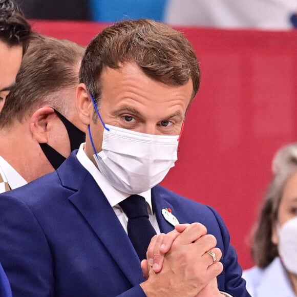 Emmanuel Macron, président de la République Française, au côté de Jean-Michel Blanquer, ministre de l'Education Nationale, et Tony Estanguet lors de la cérémonie d'ouverture des Jeux Olympiques de Tokyo 2020, le 23 juillet 2021.