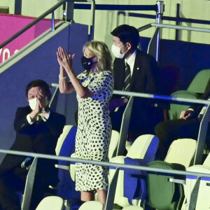 Emmanuel Macron, président de la République Française, au côté de Jill Biden, Première Dame des Etats-Unis d'Amérique, lors de la cérémonie d'ouverture des Jeux Olympiques de Tokyo 2020, le 23 juillet 2021.