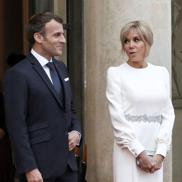 Le président de la république, Emmanuel Macron et la première dame, Brigitte Macron reçoivent Sergio Mattarella, Président de la République italienne et sa fille Laura Mattarella pour un dîner d'Etat au palais de l'Elysée, Paris. © Stéphane Lemouton / Bestimage