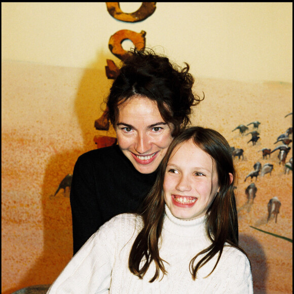 Archives - Isabel Otero et sa fille Ana Girardot - Première du film "Dinosaure" à Paris. 2000.