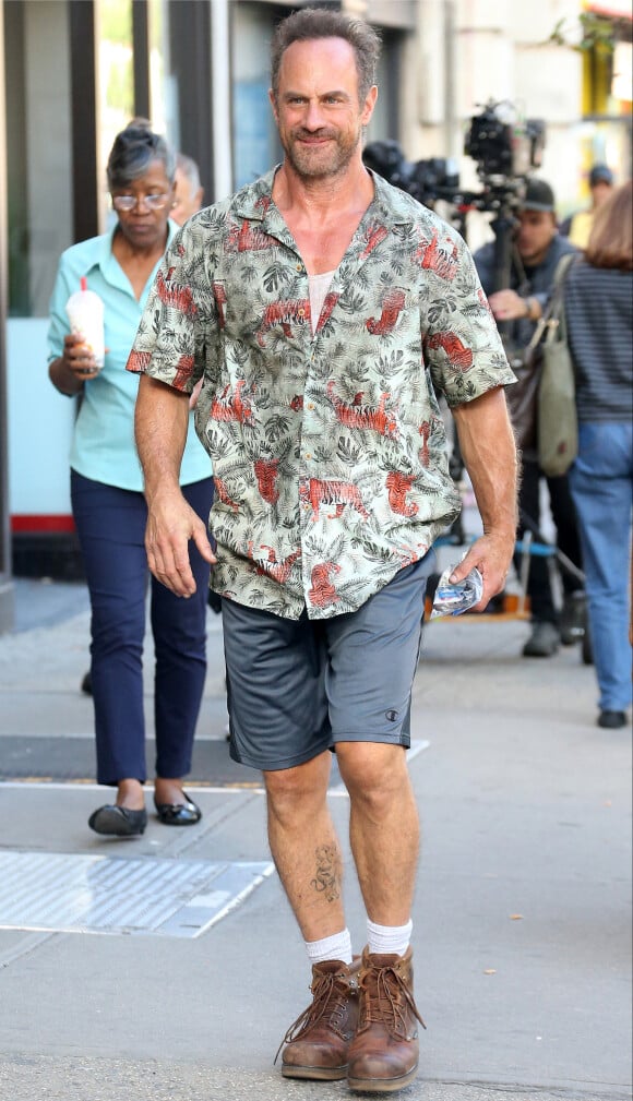 Christopher Meloni en bermuda et chemise dans la rue à New York. Le 27 septembre 2018.
