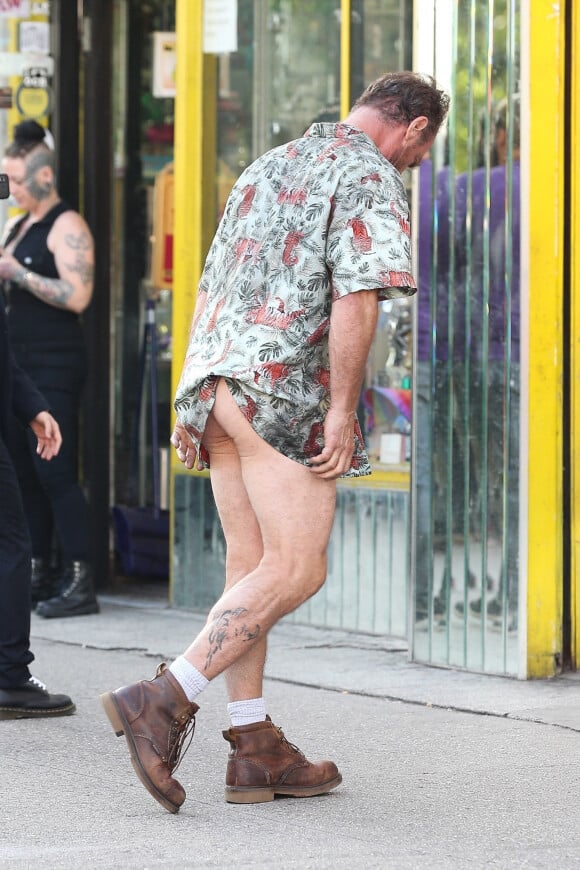 Christopher Meloni porte une chemise sans caleçon sur le tournage de l'émission de télévision "Happy!" dans les rues New York, le 27 septembre 2018.