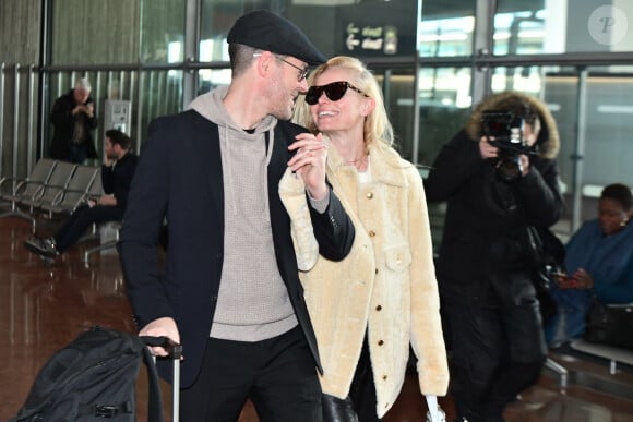 Kate Bosworth et son mari Michael Polish arrivent à l'aéroport Paris-Charles De Gaulle (CDG), à Roissy-en-France, France, le 25 février 2020, pour la semaine de la mode à Paris.