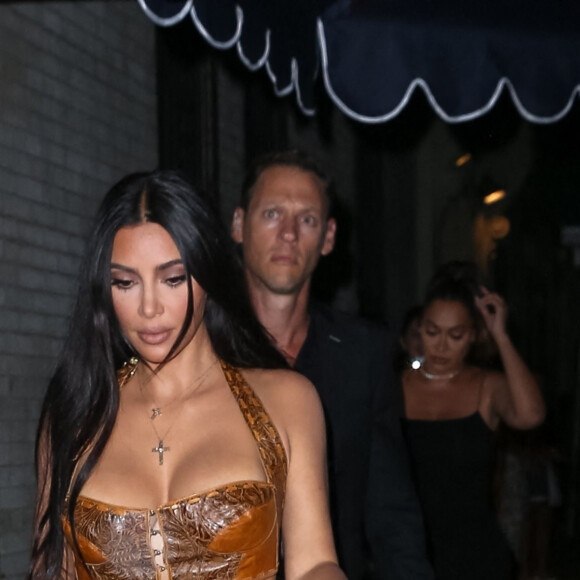 Exclusif - Kim Kardashian arrive au restaurant "Carbone" avec ses amis, La La Anthony, CMO of KKW Brands Tracy Romulus et Simon Huck à New York, le 15 juillet 2021.