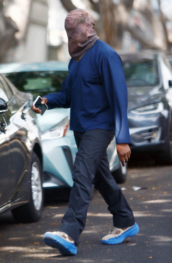 Exclusif - Kanye West se protège de la canicule en portant une cagoule sur la tête dans la rue à Los Angeles le 15 juin 2021.