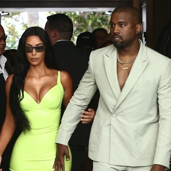 Kim Kardashian et son mari Kanye West arrivent à un mariage privé qui a lieu dans la maison de Versace à Miami.